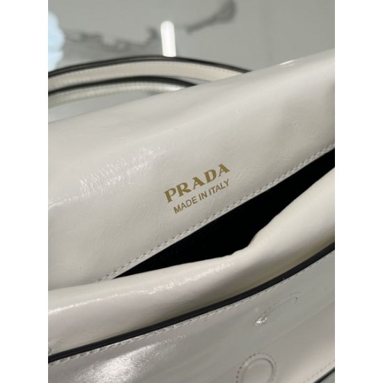 2025SS ショルダーバッグ PRADA プラダ 引き続き注目のスタイル 2025SS ショルダーバッグ PRADA プラダ 引き続き注目のスタイル