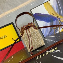 魅力的な価格でセール 2024SS トートバッグ FENDI フェンデイ