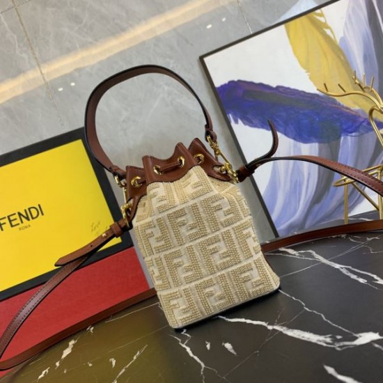 魅力的な価格でセール 2024SS トートバッグ FENDI フェンデイ