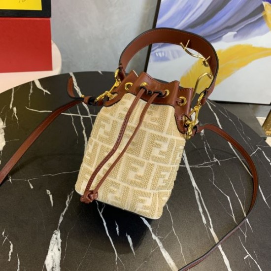 魅力的な価格でセール 2024SS トートバッグ FENDI フェンデイ