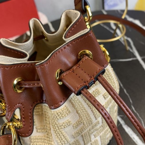 魅力的な価格でセール 2024SS トートバッグ FENDI フェンデイ