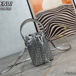 魅力的な価格でセール 2024SS トートバッグ FENDI フェンデイ