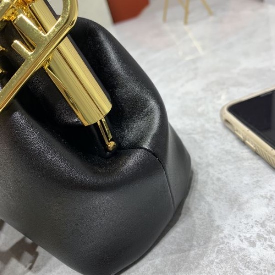 レトロな雰囲気が漂う 2024SS ショルダーバッグ FENDI フェンデイ レトロな雰囲気が漂う 2024SS ショルダーバッグ FENDI フェンデイ