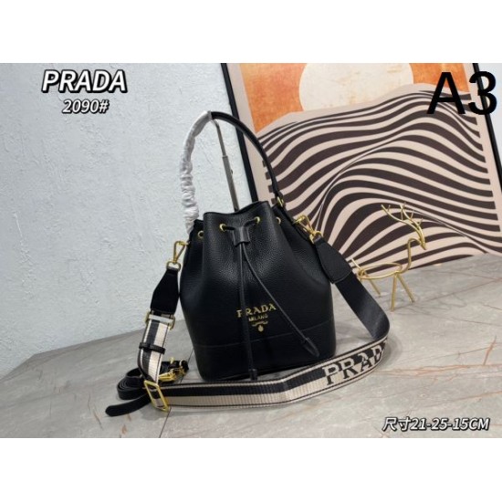 これからの季節、大活躍 2024SS トートバッグ PRADA プラダ