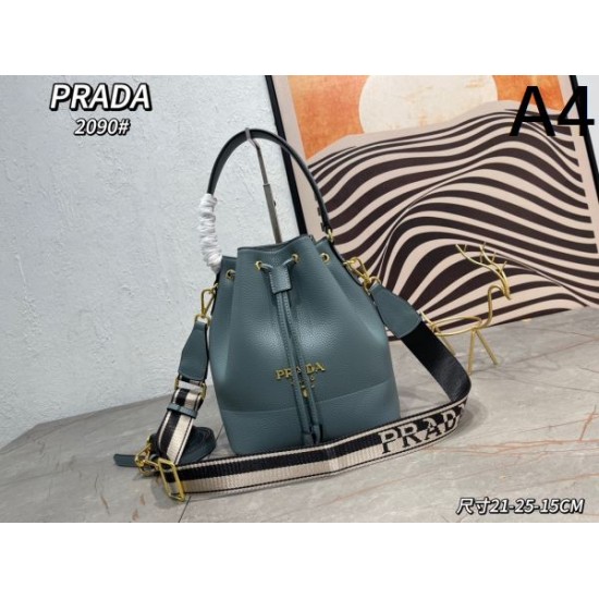 これからの季節、大活躍 2024SS トートバッグ PRADA プラダ