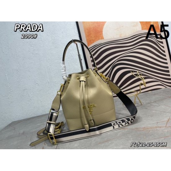これからの季節、大活躍 2024SS トートバッグ PRADA プラダ