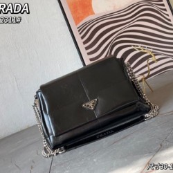 雑誌も街も人気アイテム 2024SS ショルダーバッグ PRADA プラダ