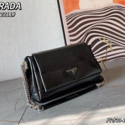 雑誌も街も人気アイテム 2024SS ショルダーバッグ PRADA プラダ