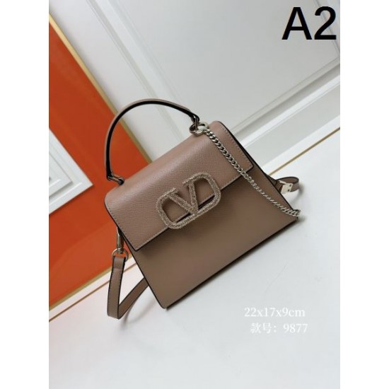 シックな色合い 2024SS トートバッグ VALENTINO ヴァレンティノ シックな色合い 2024SS トートバッグ VALENTINO ヴァレンティノ
