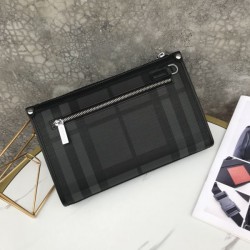 2024SS 引き続き注目のスタイル BURBERRY バーバリー クラッチバッグ