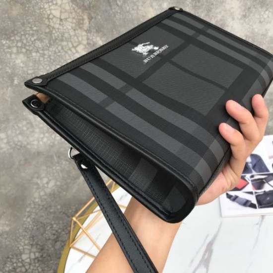2024SS 引き続き注目のスタイル BURBERRY バーバリー クラッチバッグ 2024SS 引き続き注目のスタイル BURBERRY バーバリー クラッチバッグ