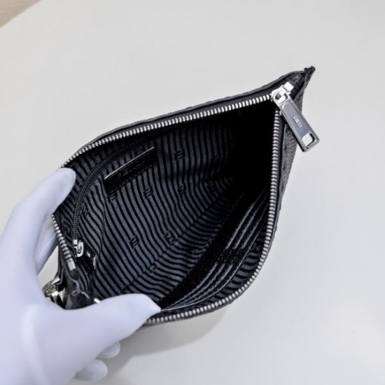 2024SS デイリーにおすすめの1品 FENDI フェンデイ クラッチバッグ 2024SS デイリーにおすすめの1品 FENDI フェンデイ クラッチバッグ