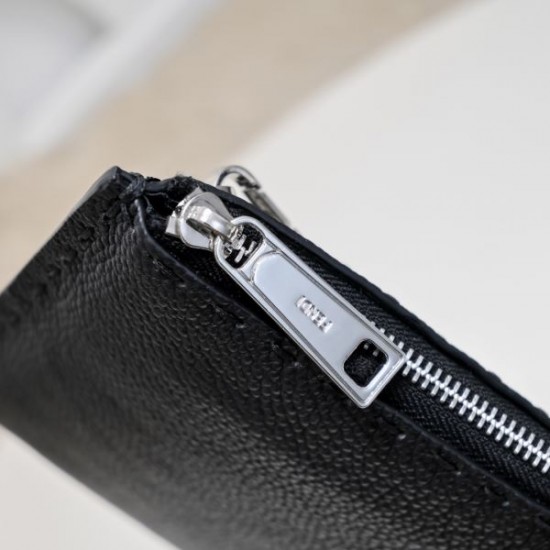 2024SS デイリーにおすすめの1品 FENDI フェンデイ クラッチバッグ 2024SS デイリーにおすすめの1品 FENDI フェンデイ クラッチバッグ