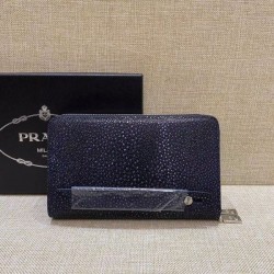 2024SS きれいめな印象で着こなし PRADA プラダ クラッチバッグ