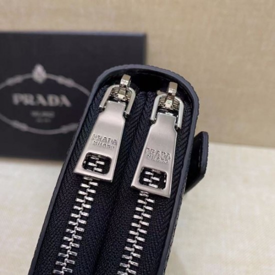 2024SS きれいめな印象で着こなし PRADA プラダ クラッチバッグ 2024SS きれいめな印象で着こなし PRADA プラダ クラッチバッグ