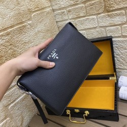 2024SS トレンドのコーディネート PRADA プラダ クラッチバッグ