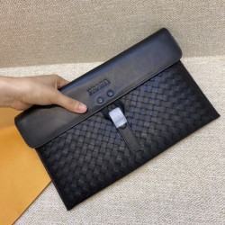 2024SS 上品なカジュアルコーデに PRADA プラダ クラッチバッグ