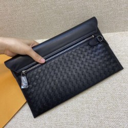 2024SS 上品なカジュアルコーデに PRADA プラダ クラッチバッグ