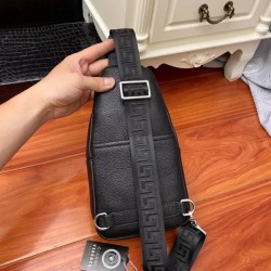 2024SS 発売極限状態！ VERSACE ヴェルサーチェ チェストバッグ