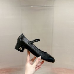 2024SS おしゃれを楽しむ！ MIU MIU ミュウミュウ レディース用 スニーカー