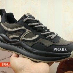 PRADA プラダ 上品ですっきり、好感度抜群 2024SS メンズ用 スニーカー