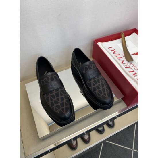 VALENTINO ヴァレンティノ ブームは再熱中 2024SS メンズ用 ビジネスシューズ