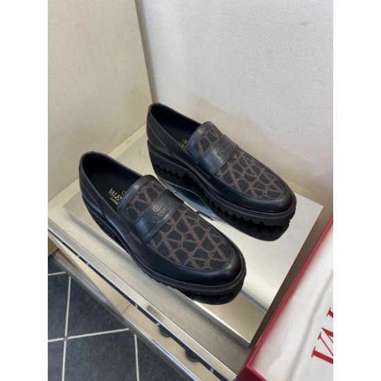 VALENTINO ヴァレンティノ ブームは再熱中 2024SS メンズ用 ビジネスシューズ