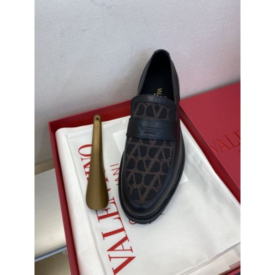 VALENTINO ヴァレンティノ ブームは再熱中 2024SS メンズ用 ビジネスシューズ