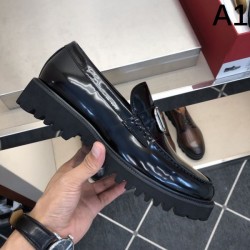 VALENTINO ヴァレンティノ 今度こそ完売！ 2024SS メンズ用 ビジネスシューズ