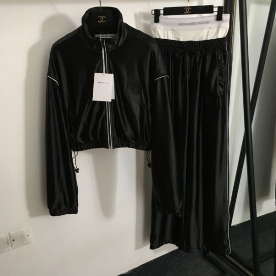 PRADA プラダ 上下セット 2024FW 今っぽいスタイルに決まる PRADA プラダ 上下セット 2024FW 今っぽいスタイルに決まる