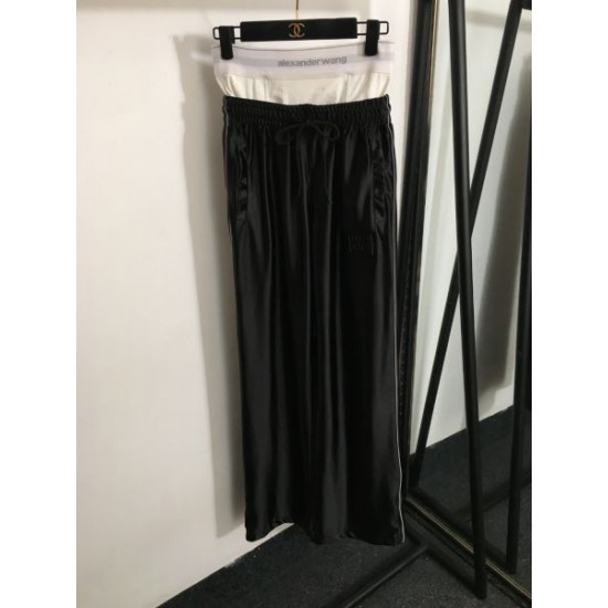 PRADA プラダ 上下セット 2024FW 今っぽいスタイルに決まる PRADA プラダ 上下セット 2024FW 今っぽいスタイルに決まる