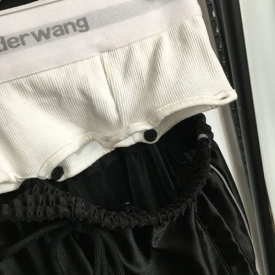 PRADA プラダ 上下セット 2024FW 今っぽいスタイルに決まる PRADA プラダ 上下セット 2024FW 今っぽいスタイルに決まる