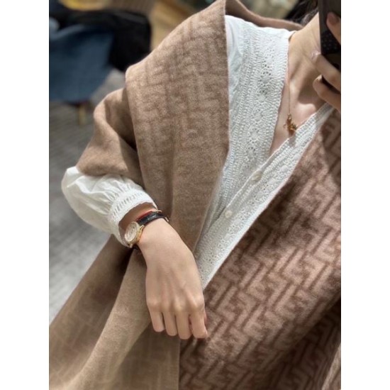 2024FW スカーフ FENDI フェンデイ ファッション感が急上昇! 2024FW スカーフ FENDI フェンデイ ファッション感が急上昇!