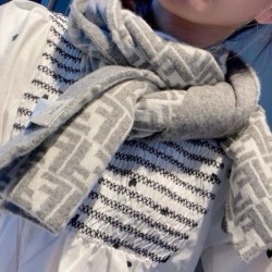 2024FW スカーフ FENDI フェンデイ きれいめな印象で着こなし