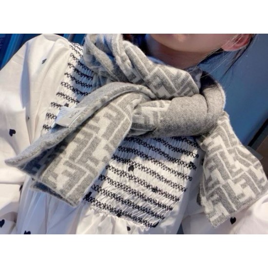 2024FW スカーフ FENDI フェンデイ きれいめな印象で着こなし 2024FW スカーフ FENDI フェンデイ きれいめな印象で着こなし