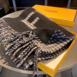 2024FW スカーフ FENDI フェンデイ トレンドのコーディネート