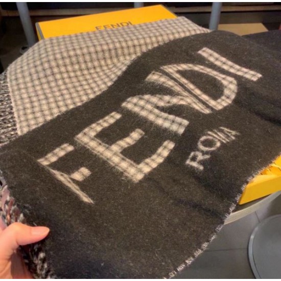 2024FW スカーフ FENDI フェンデイ トレンドのコーディネート 2024FW スカーフ FENDI フェンデイ トレンドのコーディネート