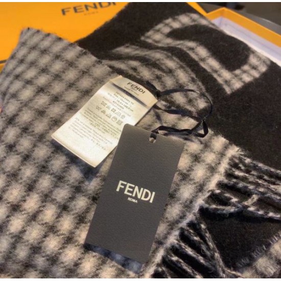 2024FW スカーフ FENDI フェンデイ トレンドのコーディネート 2024FW スカーフ FENDI フェンデイ トレンドのコーディネート