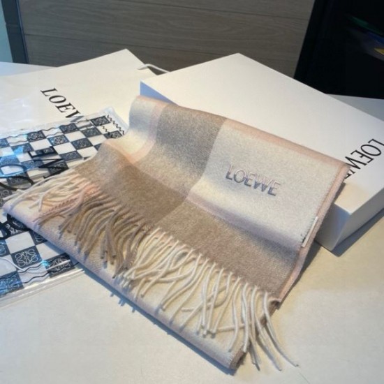 2024FW スカーフ LOEWE ロエベ 今年の最旬トレンドになる 2024FW スカーフ LOEWE ロエベ 今年の最旬トレンドになる