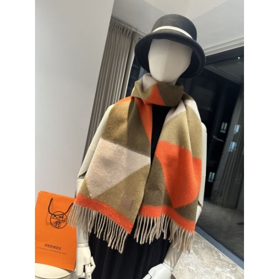 2024FW スカーフ LOEWE ロエベ この秋最高に人気ブランド 2024FW スカーフ LOEWE ロエベ この秋最高に人気ブランド
