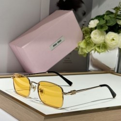 2024FW サングラス MIU MIU ミュウミュウ オシャレな印象