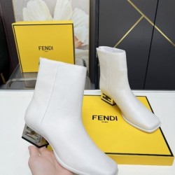 FENDI フェンデイ 2024FW レディース用 ブーツ 今年の冬はこれで決まり
