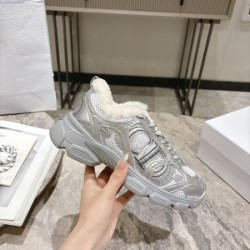 DIOR ディオール 2024FW レディース用 スニーカー 海外の顧客限定先行セール