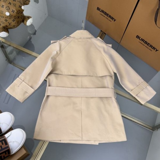 2024FW コート BURBERRY バーバリー 個性的な印象に仕上がり 2024FW コート BURBERRY バーバリー 個性的な印象に仕上がり