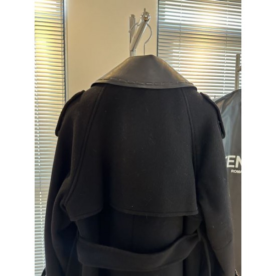 FENDI フェンデイ コート 2024FW 人気もまだまだ継続しています FENDI フェンデイ コート 2024FW 人気もまだまだ継続しています