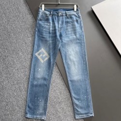 2024FW FENDI フェンデイ 著名人やセレブも愛用する ジーパン
