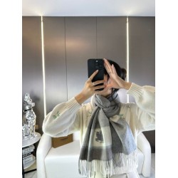 2024FW スカーフ BURBERRY バーバリー トップスからチラ見える安心