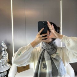 2024FW スカーフ BURBERRY バーバリー トップスからチラ見える安心