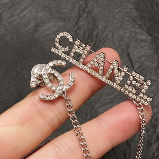 春の定番スタイルをアップ 2024SS ブローチ CHANEL シャネル