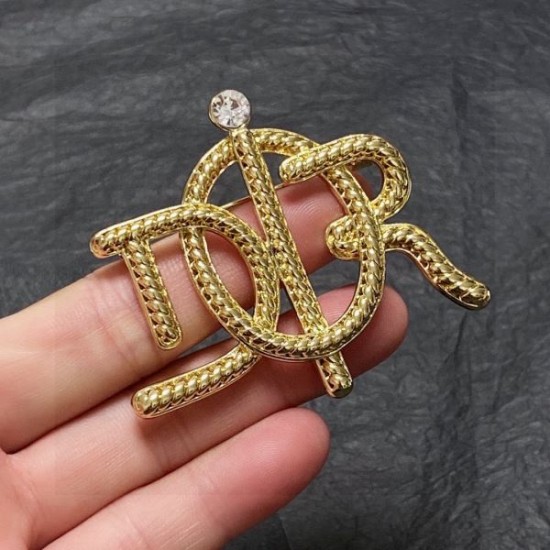 海外セレブが注目アイテム 2024SS ブローチ DIOR ディオール 海外セレブが注目アイテム 2024SS ブローチ DIOR ディオール